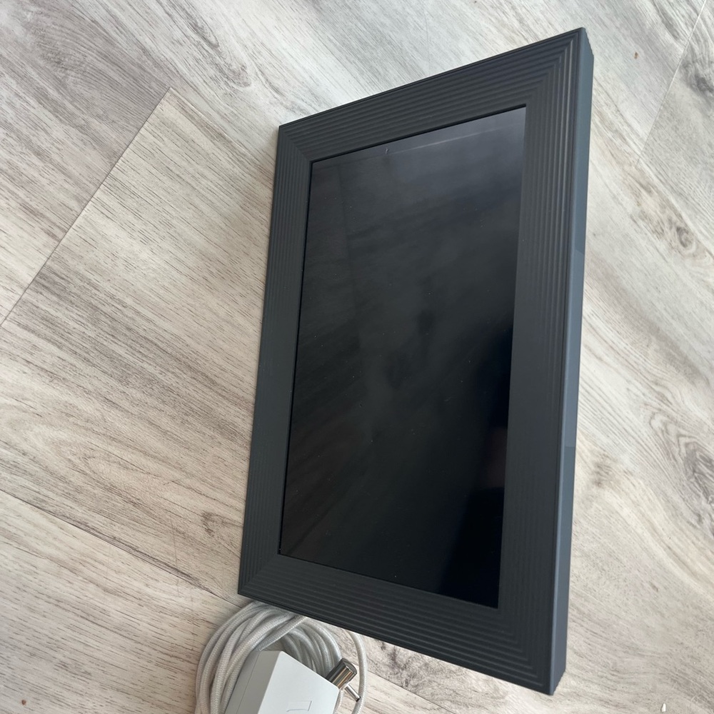 Aura Digital Photo Frame - Picture 3 of 3